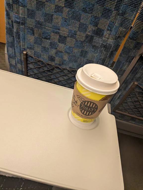 大好きなロイヤルミルクティーを持って！