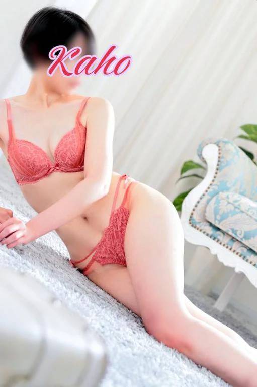 男子にまじって半袖半ズボン。