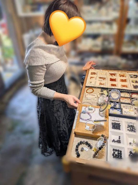 今日は天然石屋さんに！