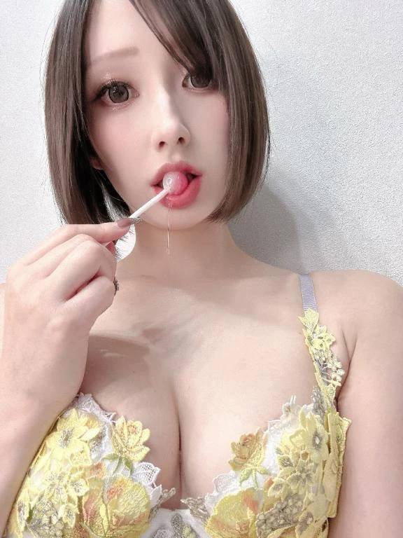ねぇ、明日空いてる…？