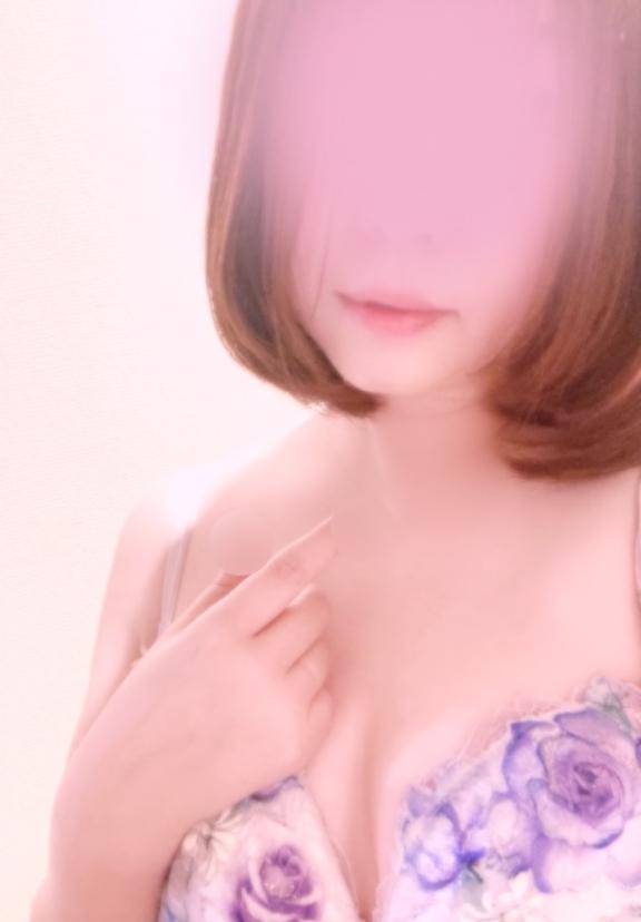 体験れな　すがるような表情で咥える姿がたまらない♡