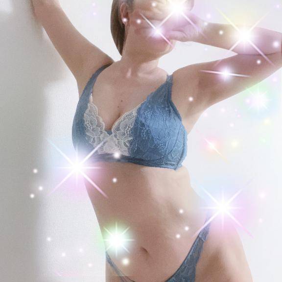 ゆえり　美尻揺れる極上アダルト☆色白美熟の密やかな誘惑
