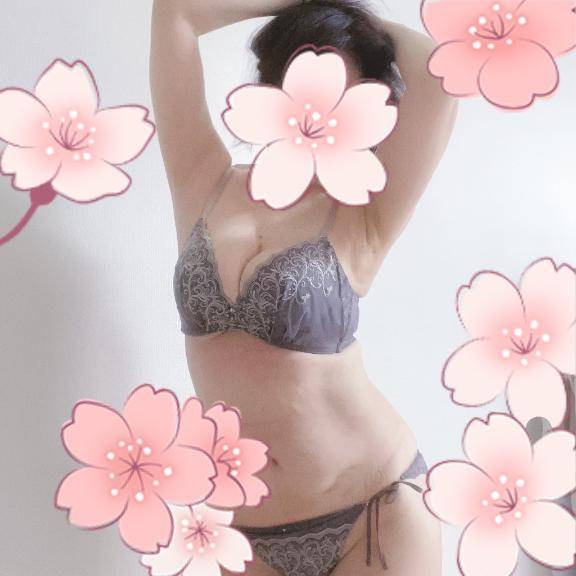 ゆえり　美尻揺れる極上アダルト☆色白美熟の密やかな誘惑