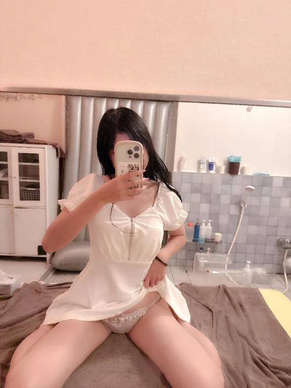 白いワンピの下、内緒だよ🤫