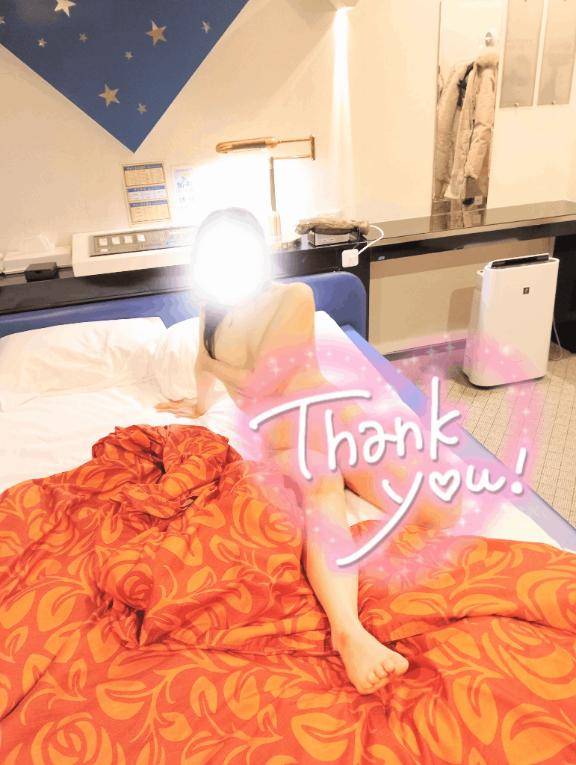 太ももへ垂れる