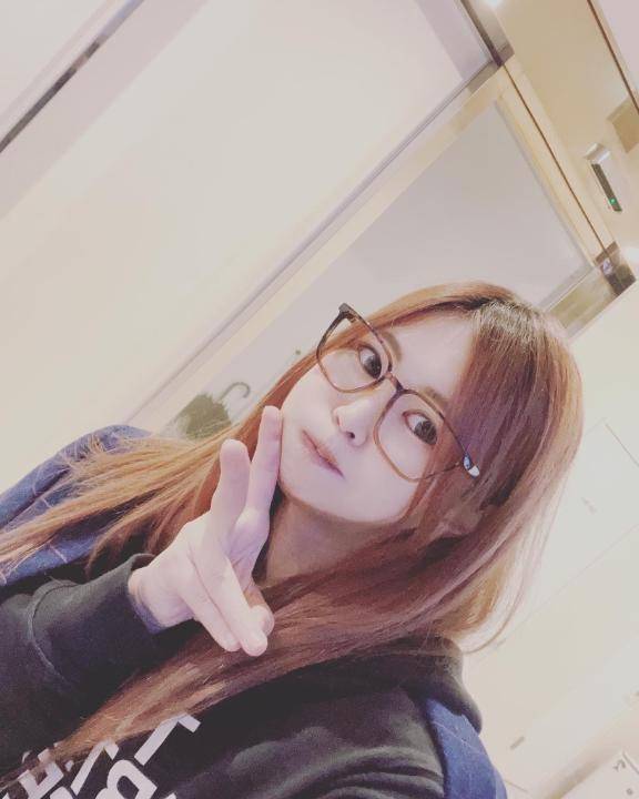 ニーハイとストッキング、どっち？