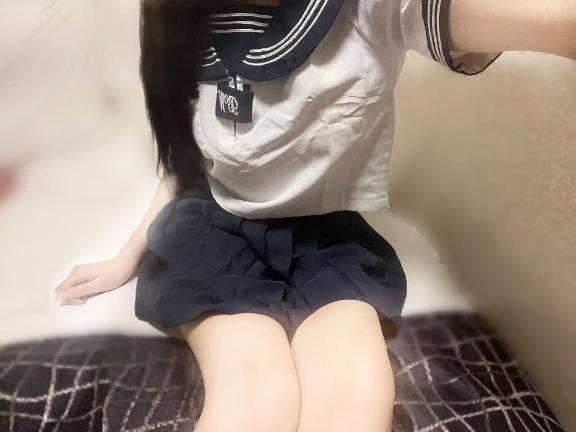 服の上から撫でてみたり💖