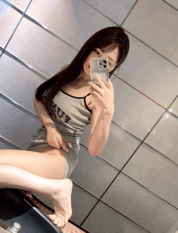 ?彼女の手が、ゆっくりと下へ滑った。?腰骨に触れ、指先がズボンの縁をなぞる。