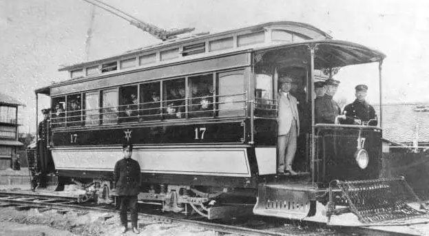 @日本初__路面電車開通 !