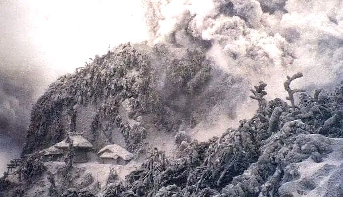 @雲仙・普賢岳__大規模火砕流発生__ !