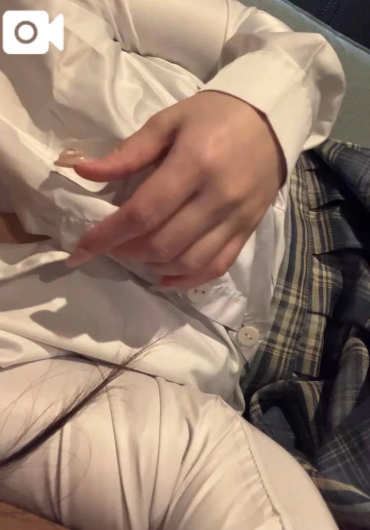 制服の中覗いちゃお