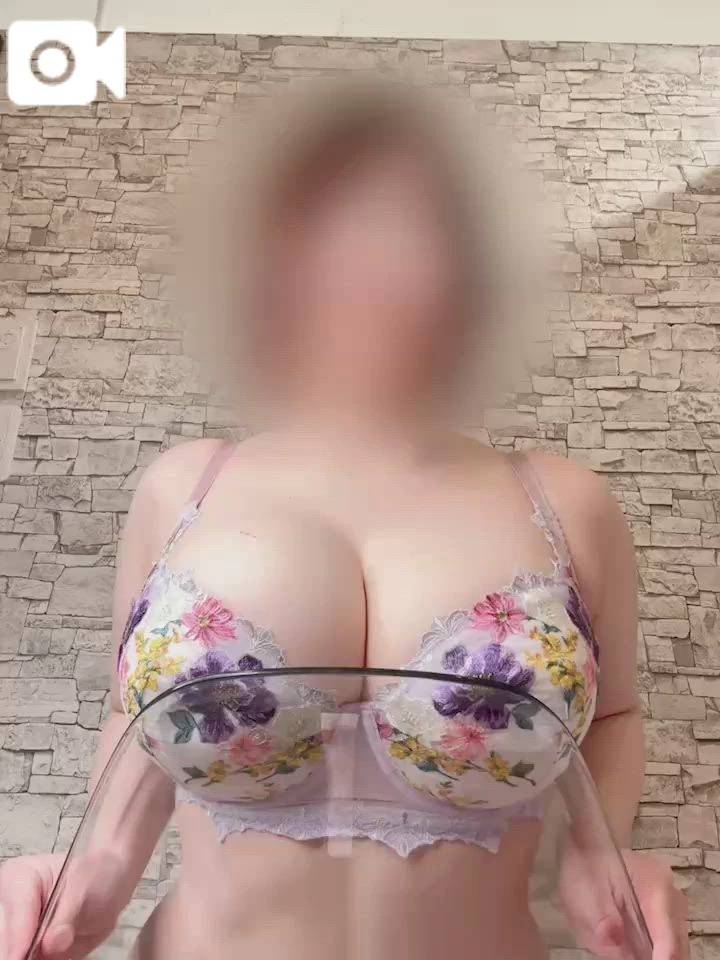 つぶれるおっぱい♡