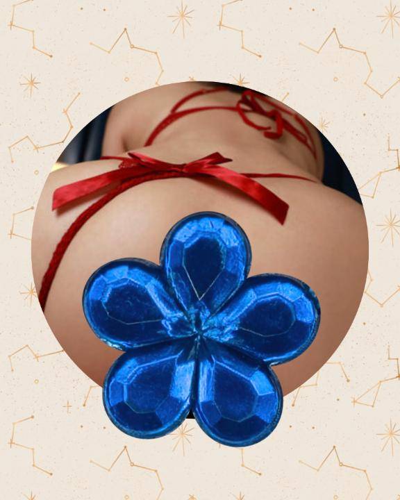 ?ちょっとエッチな制服を着てみたの?