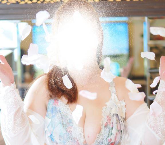 ?乳が溢れてるのがデフォルト仕様で