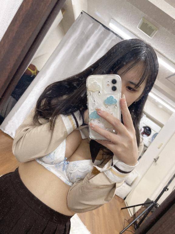 寄せないと谷間ないおっぱいは需要ないですか？🥺