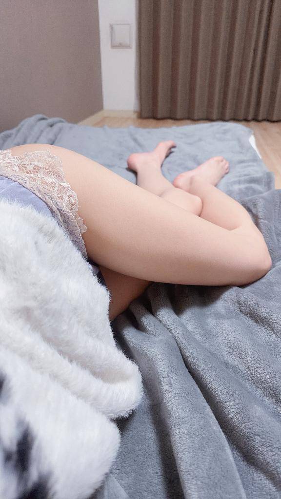 ベッドにゴロン、静かな夜♡