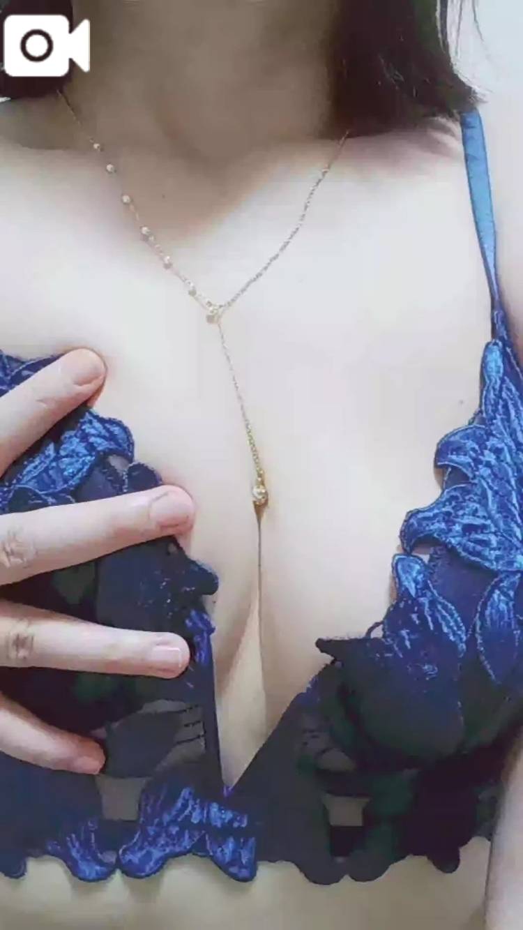 ブラジャー姿自撮り♪