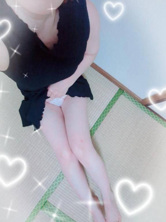 服は黒だけど下着は薄ピンク♥️