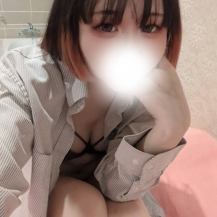 昨日やばい転び方して脛痛い……