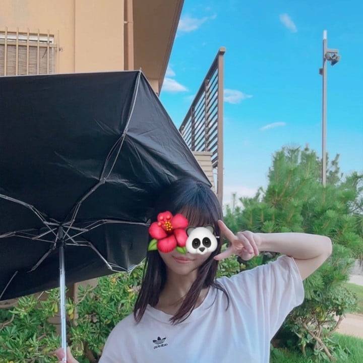 強風で日傘ひっくり返る😂