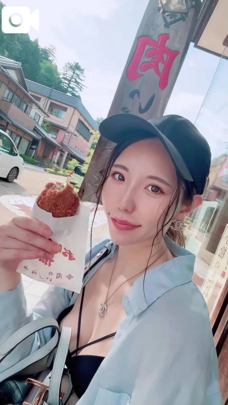 メンチカツを食べる女。