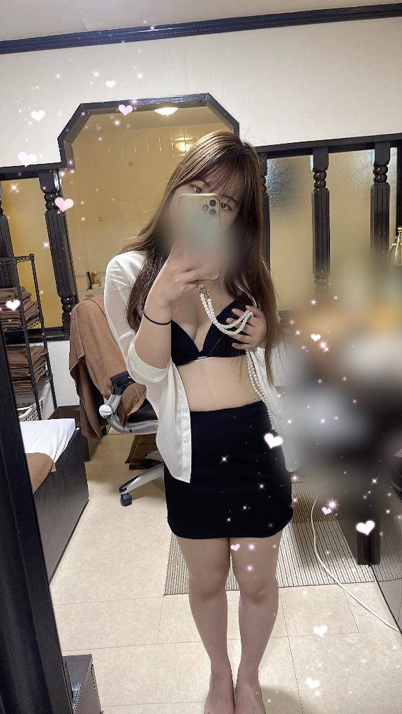色白巨乳秘書が社長を待ってます??