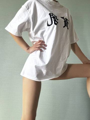 貧乳が渾身のポーズやで！