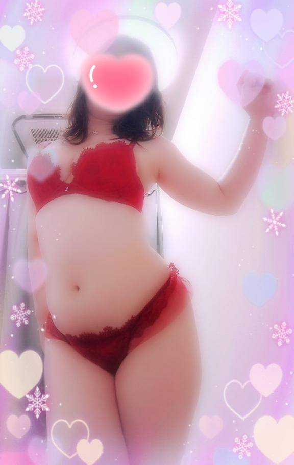 ベッドでの夜、絡み合う二人