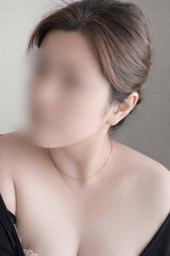 りょう《気品溢れる長身人妻》