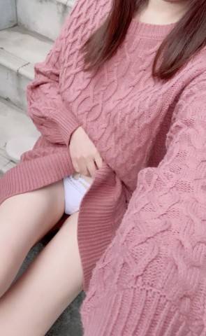 出勤中です^ ^  パンチラ