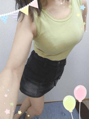 黒のミニスカート…