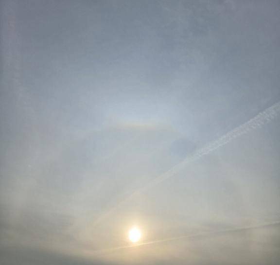 2日前に撮ったハロと夕日と飛行機雲