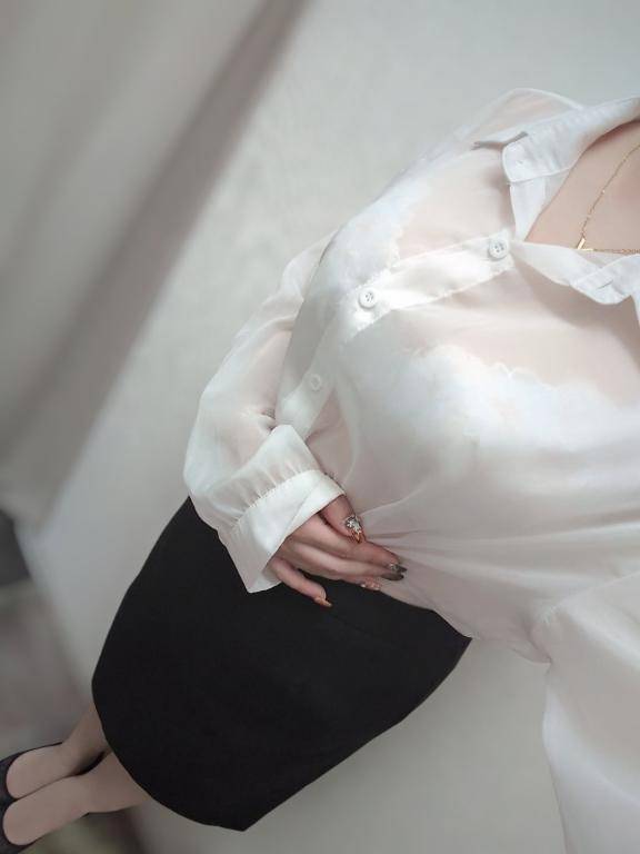 白ブラウスの日、お好きですか？♡