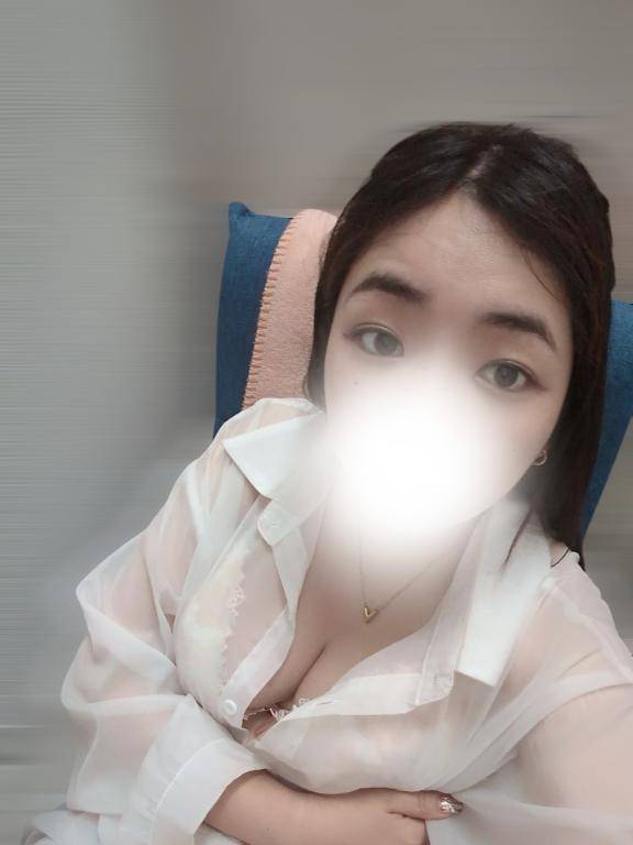 隣、空いてるよ♡