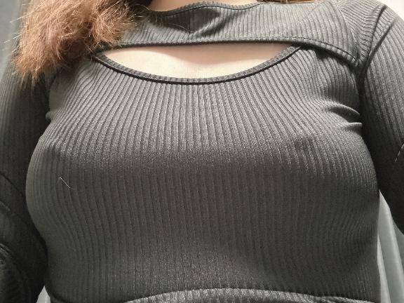 ノーブラ透け乳首?