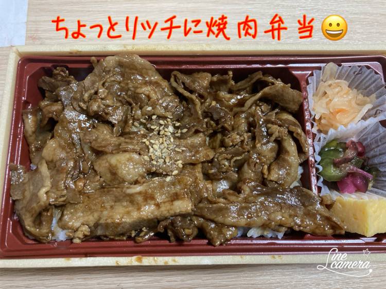 事務所でお昼ごはん??