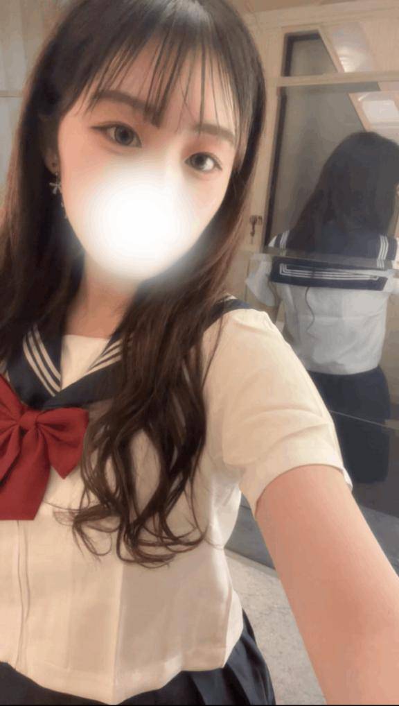 鏡の前でセーラー服チェック?