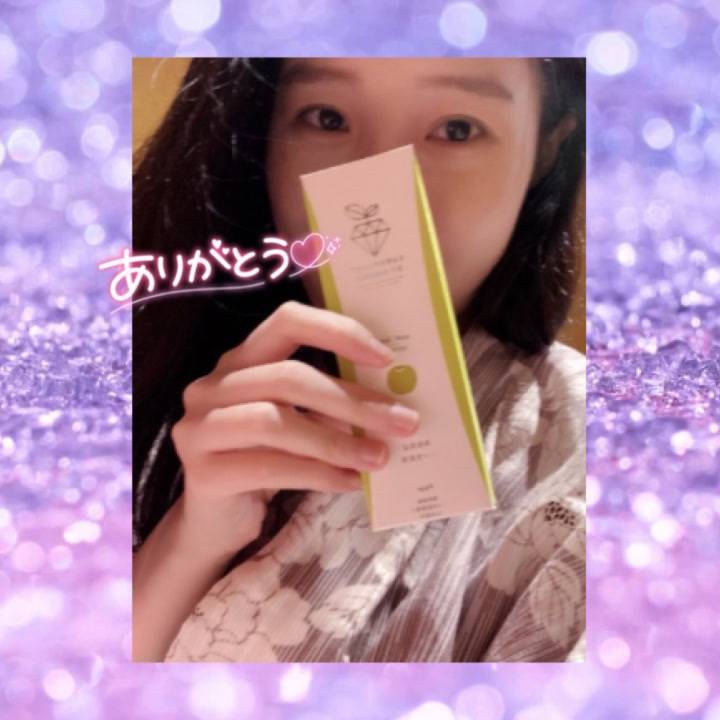 つまめるかつまめないか微妙なお腹なの（うっすら割れてる感じ）