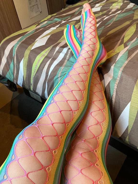 Nカップ超乳女子のおみ足