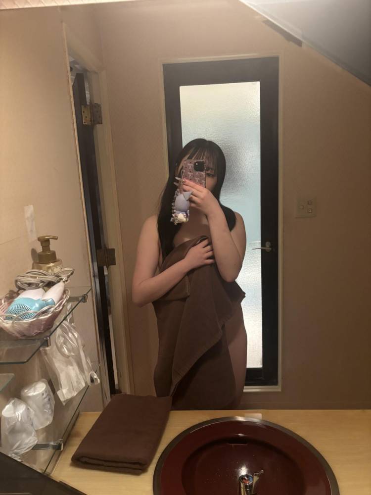 手マンで何度も絶頂、アソコから止まらない水音