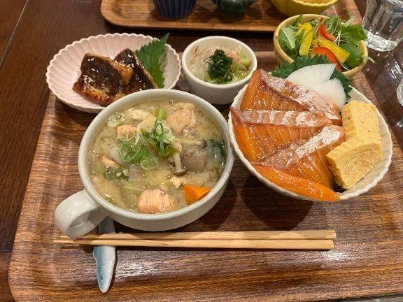 昨日のお昼はサーモン丼🐟🧡