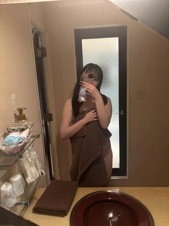 手マンで何度も絶頂、アソコから止まらない水音