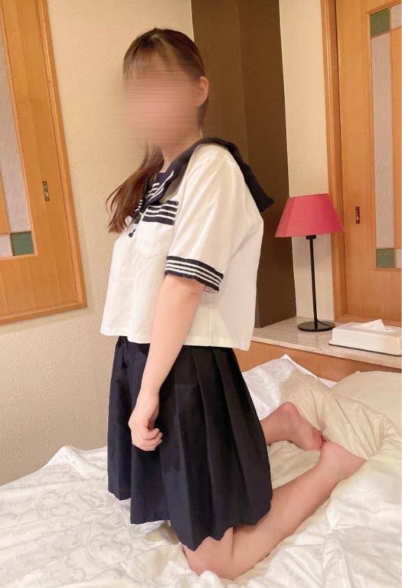 制服で…???