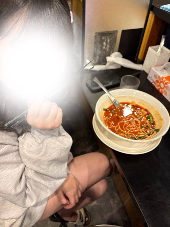 爆食女???