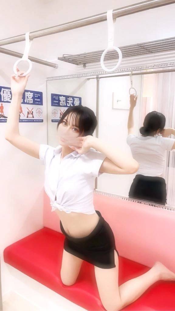 つい目で追いかけてしまう美女