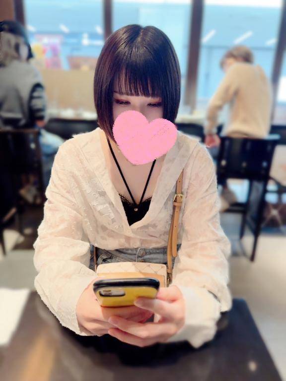 カフェで誘惑する女