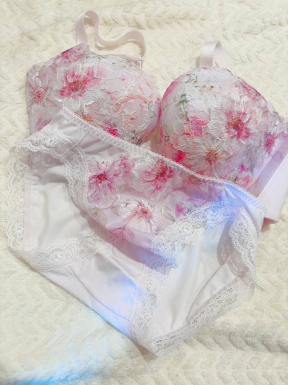 可愛いブラとショーツ?