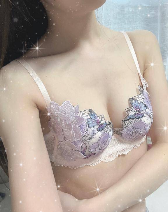 りりあ　究極の美ボディ！色白でピンクの乳首は必見の価値あり！