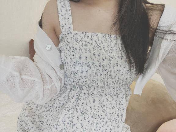 ゆゆ　官能的な黒髪清楚ロリ娘♡