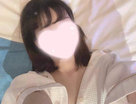 ふわり　えっちな色白美乳天使☆綺麗過ぎるパイパン割れ目